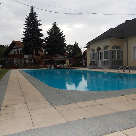 Hotel Family Balatonfoldvar Bagian luar foto