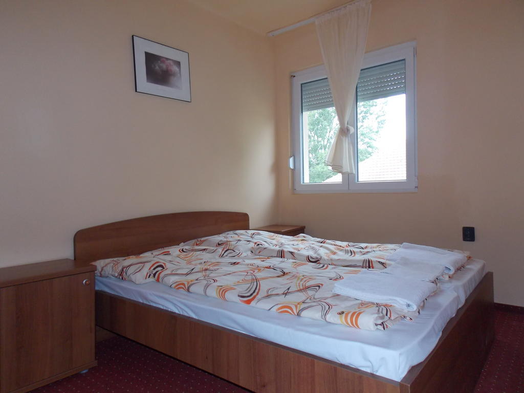 Hotel Family Balatonfoldvar Bagian luar foto